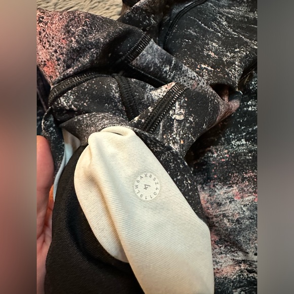 Lululemon Leggings Size 4 - Picture 5 of 5